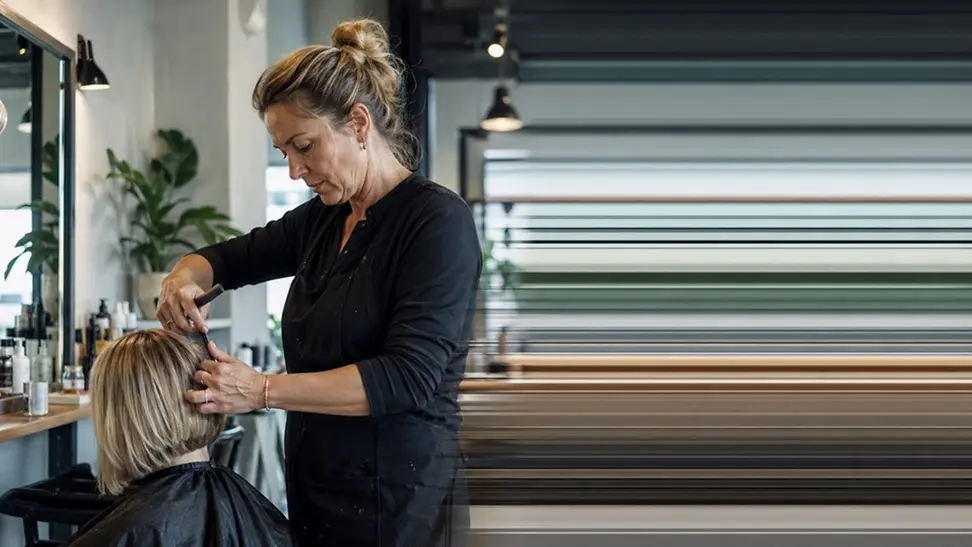 Kunde som booker time på telefon ved Bergens brygge